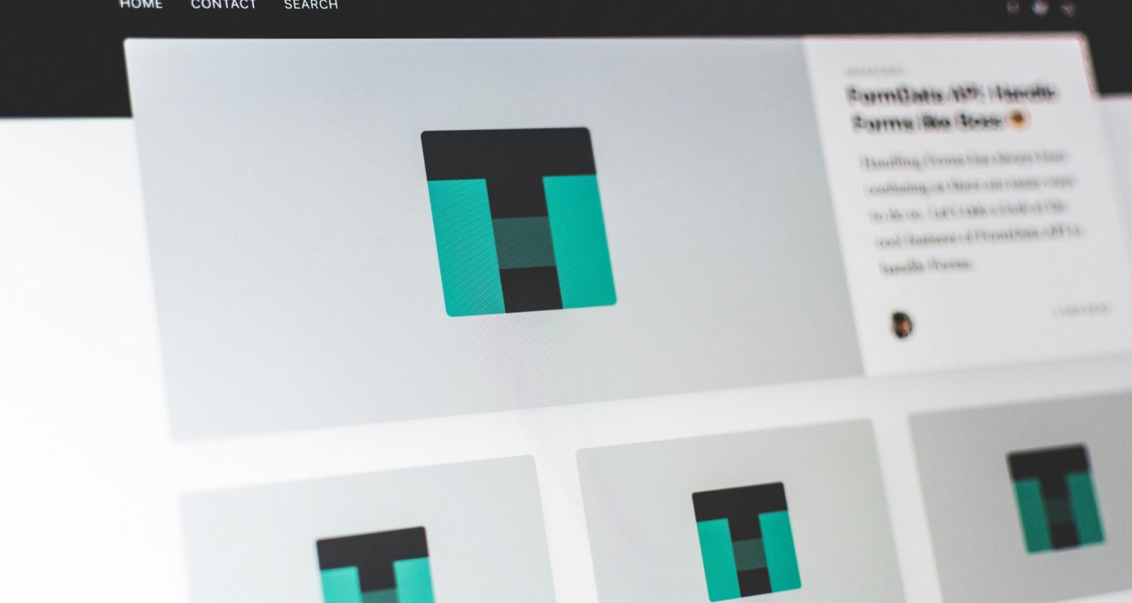 Ein Computerbildschirm mit geöffneter Website-Startseite zeigt zeitgemäßes Webdesign in einer digitalen Arbeitsumgebung.