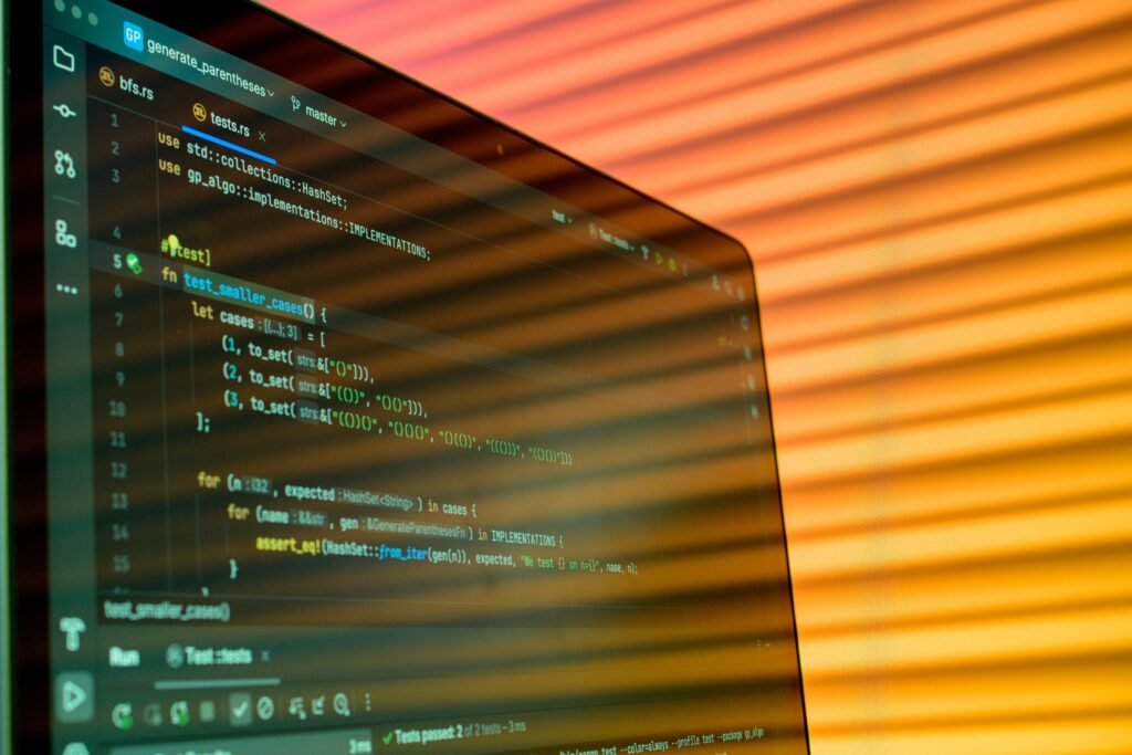Computerbildschirm mit geöffnetem Editor, der zahlreiche Programmierzeilen anzeigt, symbolisiert Softwareentwicklung und IT-Arbeit.
