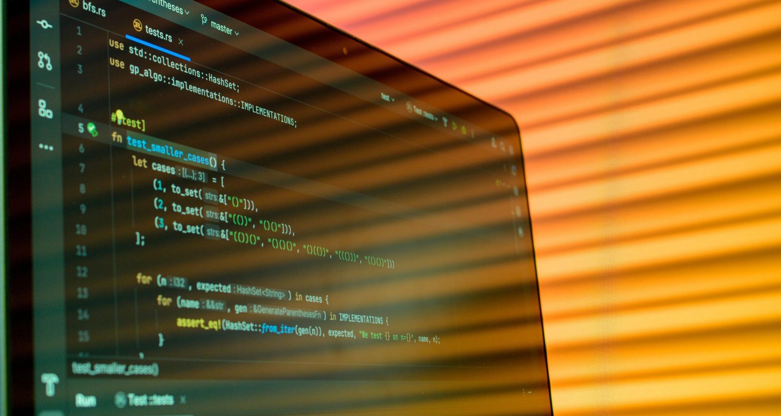 Computerbildschirm mit geöffnetem Editor, der zahlreiche Programmierzeilen anzeigt, symbolisiert Softwareentwicklung und IT-Arbeit.