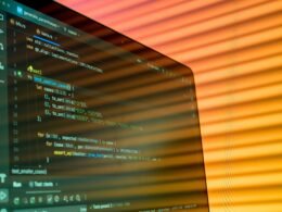 Computerbildschirm mit geöffnetem Editor, der zahlreiche Programmierzeilen anzeigt, symbolisiert Softwareentwicklung und IT-Arbeit.