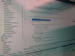 Ein Computerbildschirm mit geöffnetem Editor zeigt mehrere Zeilen Quellcode in heller Schrift auf dunklem Hintergrund.