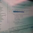Computerbildschirm mit geöffnetem Editor, auf dem verschiedene Programmierzeilen und Code sichtbar sind