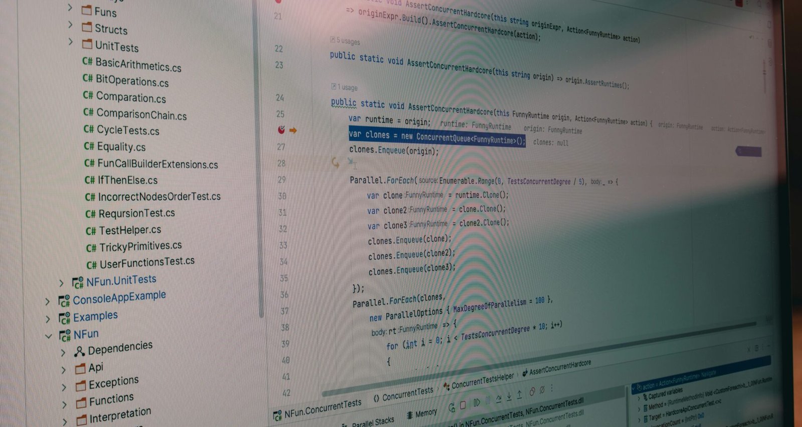 Ein beleuchteter Computerbildschirm zeigt detailreiche Zeilen von Programmiersprache und Code in einer Entwicklungsumgebung.