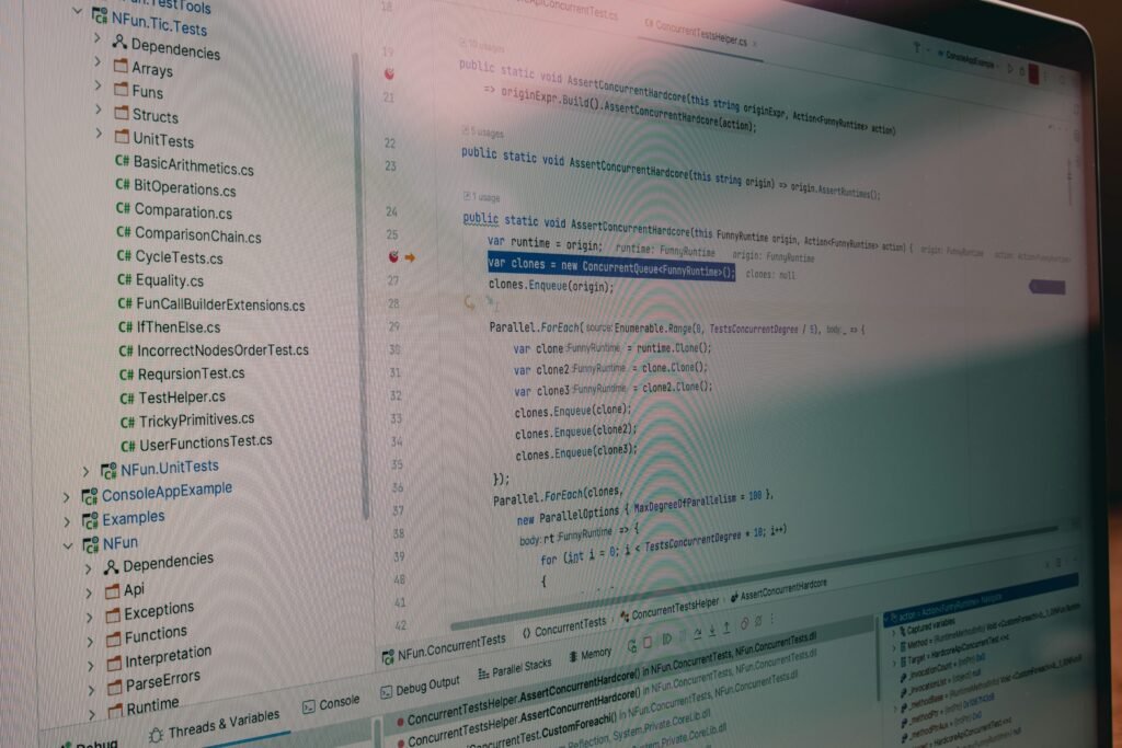 Ein Computerbildschirm mit vielen Codezeilen als Symbol für Softwareentwicklung, Programmierung und IT-Projekte