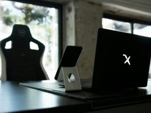 Ein Computer-Monitor auf einem Schreibtisch mit Tastatur und Maus, ideal für Büro oder Homeoffice.