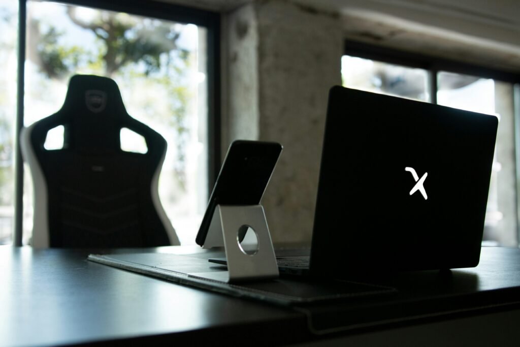 Computer Monitor steht auf einem aufgeräumten Schreibtisch in einem modernen Arbeitsbereich mit minimalistischem Design.