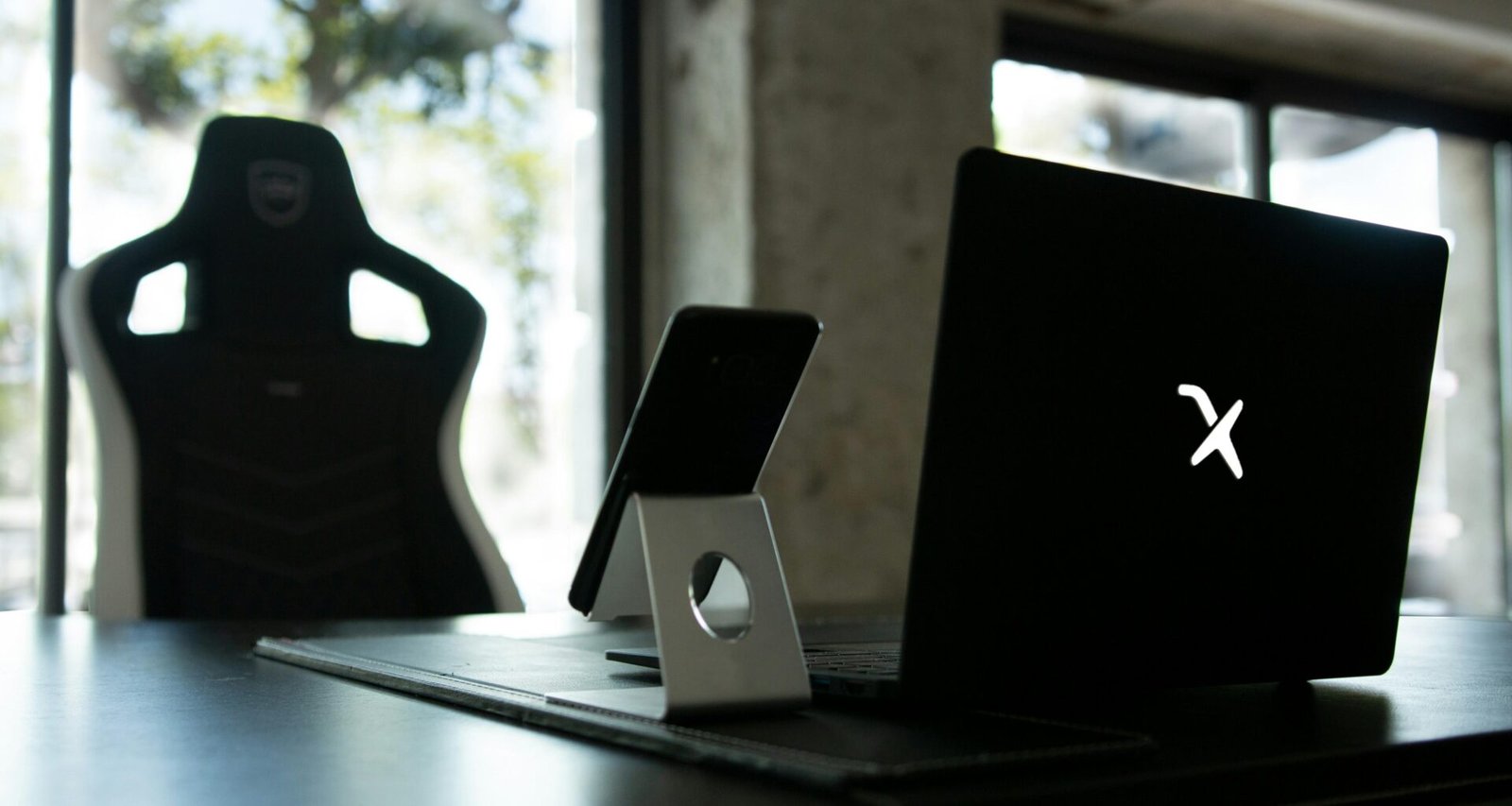 Computer Monitor steht auf einem aufgeräumten Schreibtisch in einem modernen Arbeitsbereich mit minimalistischem Design.