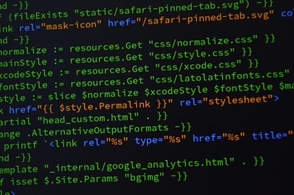 Detailansicht eines modernen Computersystems mit Hauptplatine, Prozessor und technischen Komponenten