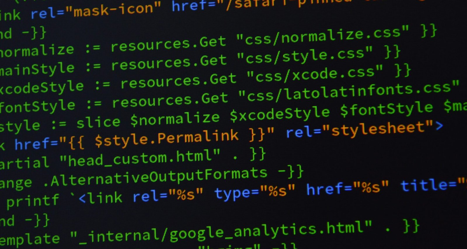 Detailansicht eines modernen Computersystems mit Hauptplatine, Prozessor und technischen Komponenten