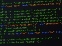 Detailansicht eines modernen Computersystems mit Hauptplatine, Prozessor und technischen Komponenten