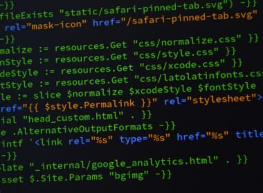 Detailansicht eines modernen Computersystems mit Hauptplatine, Prozessor und technischen Komponenten