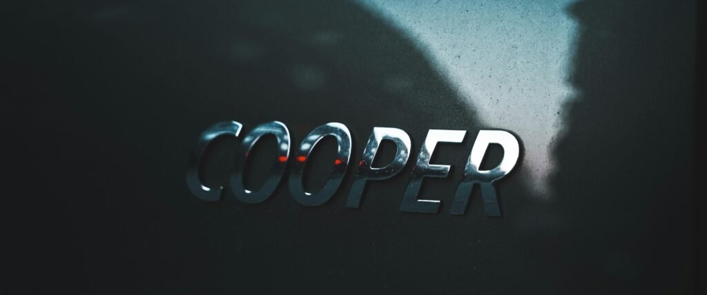Digitale Illustration eines Cooper mit stilisierten Designelementen, erstellt von Alexander Tsang für visuelles Storytelling.