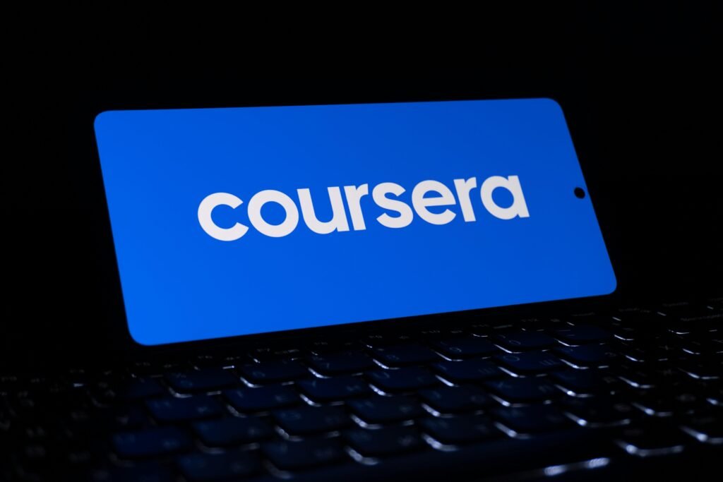 Das Coursera Logo auf blauem Hintergrund, repräsentiert die weltweit bekannte Online-Lernplattform Coursera