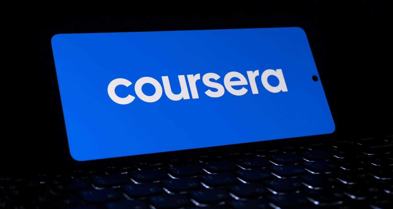 Das Coursera Logo auf blauem Hintergrund, repräsentiert die weltweit bekannte Online-Lernplattform Coursera