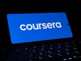 Das Coursera Logo auf blauem Hintergrund, repräsentiert die weltweit bekannte Online-Lernplattform Coursera