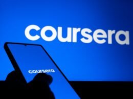 Coursera-Logo wird zugleich auf einem Smartphone und einem Computerbildschirm angezeigt, repräsentiert Online-Lernen auf verschiedenen Geräten.
