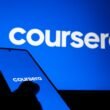 Das Coursera Logo wird nebeneinander auf einem Smartphone und einem großen Bildschirm angezeigt.