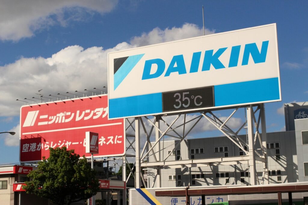 Digitale Daikin Werbetafel mit angezeigten 35 Grad Celsius im Stadtbereich bei sonnigem Wetter