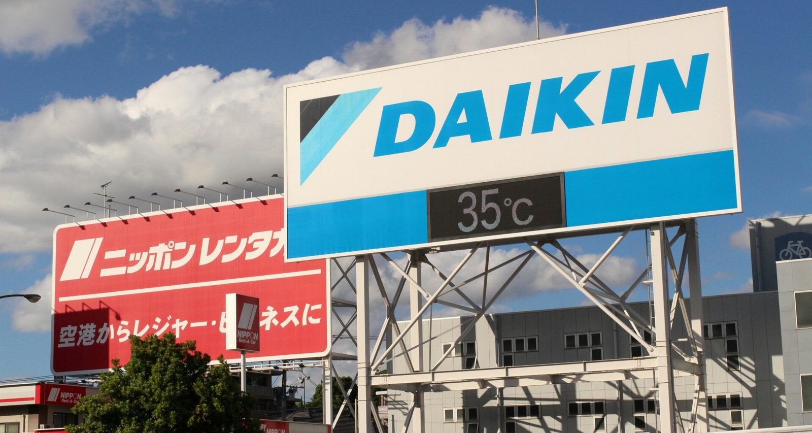 Digitale Daikin Werbetafel mit angezeigten 35 Grad Celsius im Stadtbereich bei sonnigem Wetter