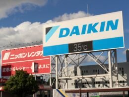 Digitale Daikin Werbetafel mit angezeigten 35 Grad Celsius im Stadtbereich bei sonnigem Wetter