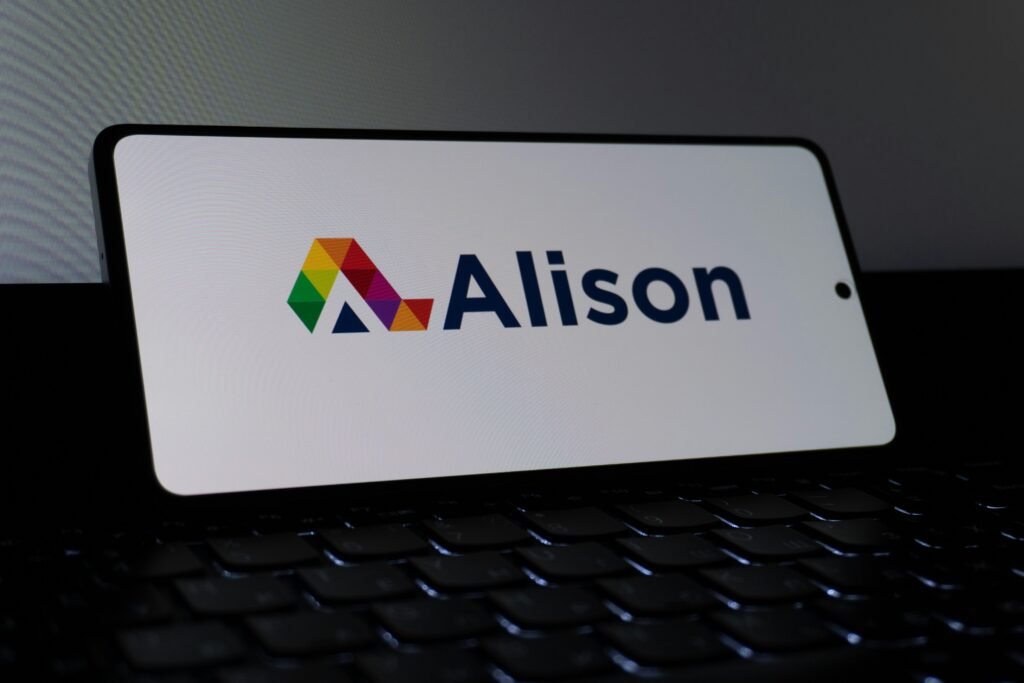 Das Alison Logo erscheint deutlich auf dem Bildschirm eines Smartphones vor neutralem Hintergrund.