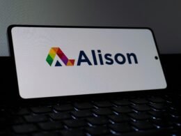 Das Alison Logo erscheint deutlich auf dem Bildschirm eines Smartphones vor neutralem Hintergrund.