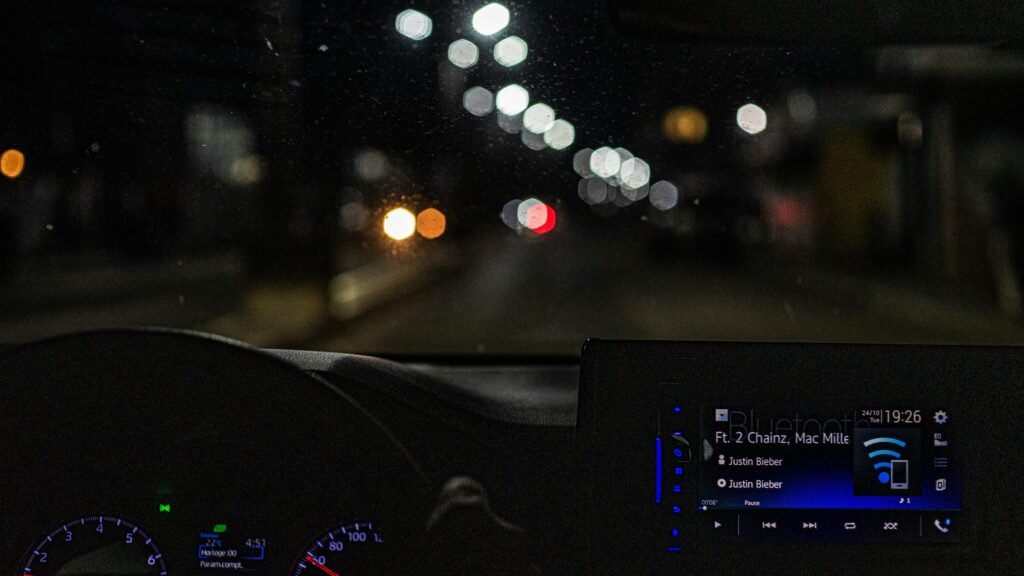 Beleuchtetes Armaturenbrett eines Autos bei Nacht mit klaren Anzeigen und digitaler Instrumententafel im Fokus