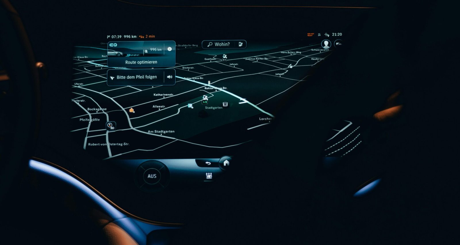 Nahaufnahme eines Autofahrer-Cockpits mit integrierter digitaler Karte und Navigationssystem auf dem Display.