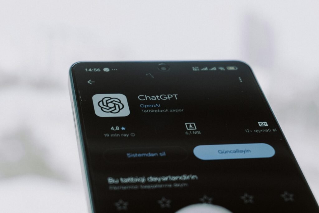 Ein Smartphone zeigt die Benutzeroberfläche der ChatGPT App, fotografiert von Zulfugar Karimov.
