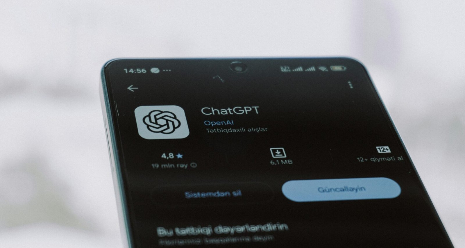 Die ChatGPT App ist auf einem Smartphone-Bildschirm geöffnet und stellt eine AI-Anwendung für mobile Geräte dar.