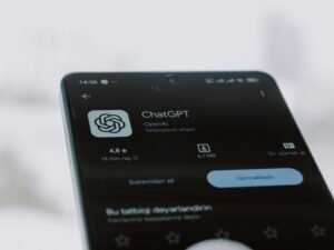 Die ChatGPT App ist auf einem Smartphone-Bildschirm geöffnet und stellt eine AI-Anwendung für mobile Geräte dar.