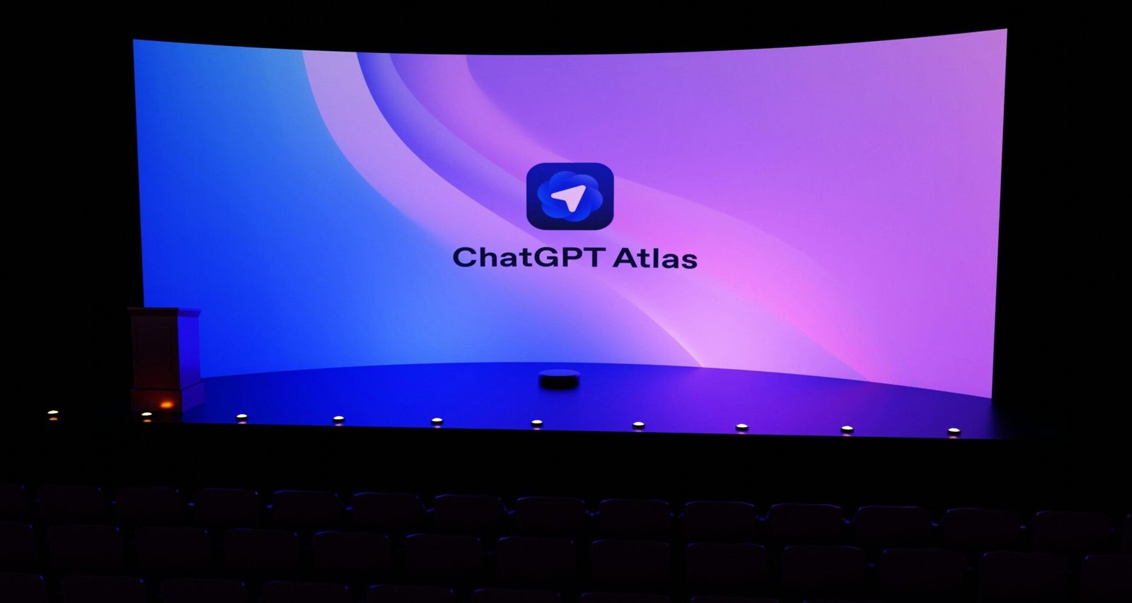 ChatGPT Atlas Logo ist deutlich auf einem großen Bildschirm dargestellt, zeigt Fokus auf künstliche Intelligenz und Digitalisierung.