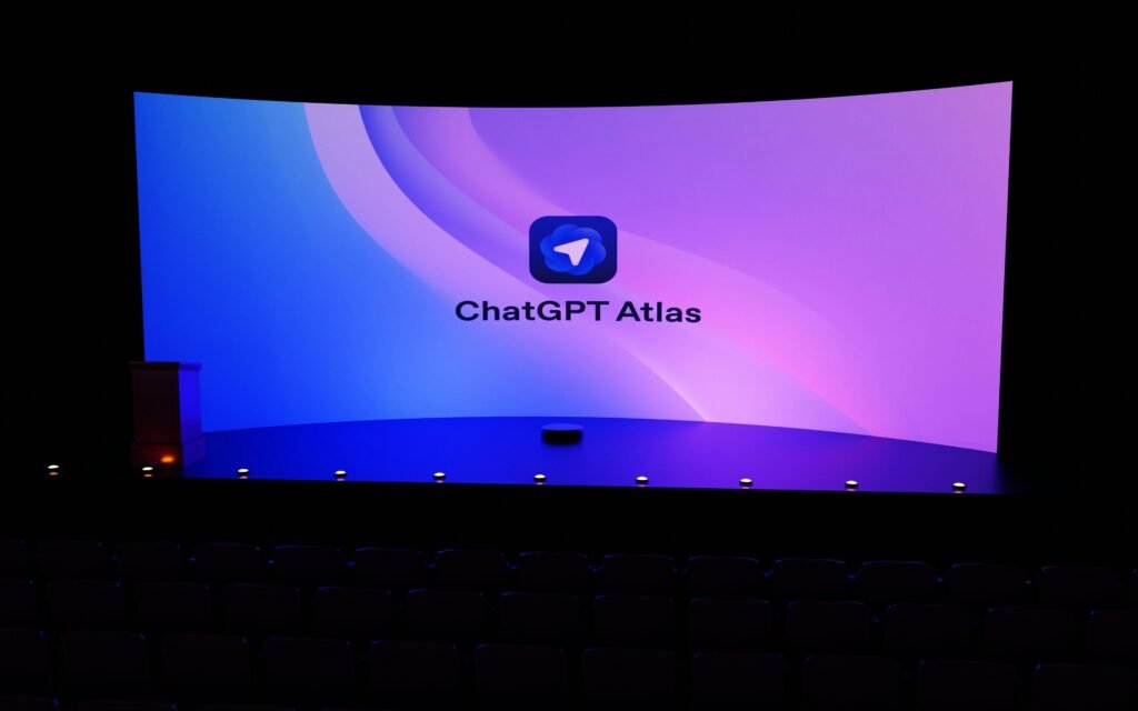 Das ChatGPT Atlas Logo erscheint auf einem großen Bildschirm als zentrales Element bei einer modernen Präsentation.
