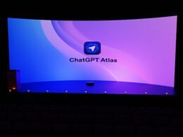 Das ChatGPT Atlas Logo erscheint auf einem großen Bildschirm als zentrales Element bei einer modernen Präsentation.