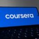 Das Coursera-Logo wird auf einem Smartphone-Bildschirm angezeigt, fotografiert aus der Nähe als Symbol moderner Online-Kurse.