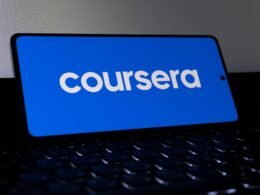 Das Coursera Logo erscheint klar lesbar auf dem Bildschirm eines Smartphones – Symbol für mobiles Online-Lernen.