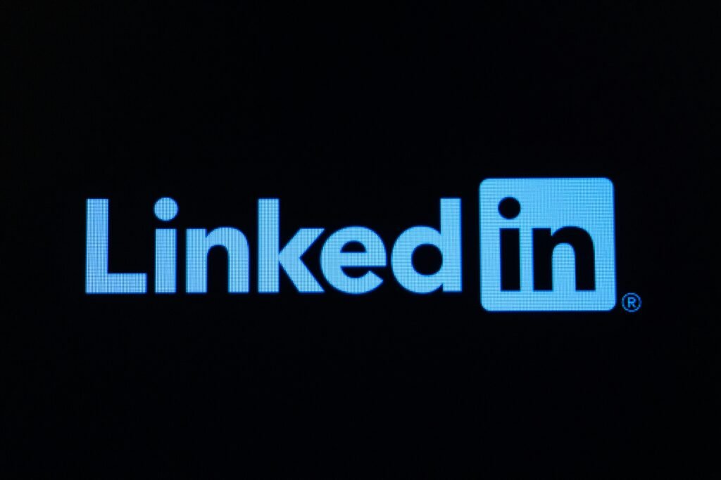 Das LinkedIn Logo in weißer Farbe auf einem dunklen, schlichten Hintergrund, ideal für Themen rund um Business-Netzwerke