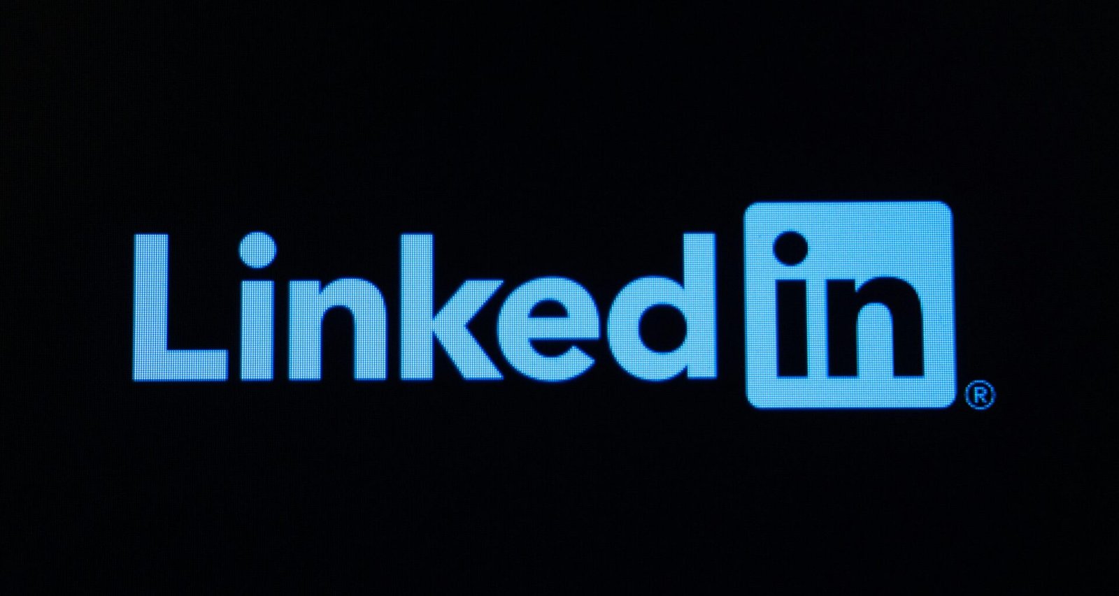 Das LinkedIn Logo in weißer Farbe auf einem dunklen, schlichten Hintergrund, ideal für Themen rund um Business-Netzwerke