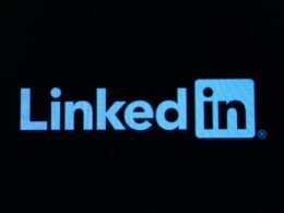 Das LinkedIn Logo in weißer Farbe auf einem dunklen, schlichten Hintergrund, ideal für Themen rund um Business-Netzwerke