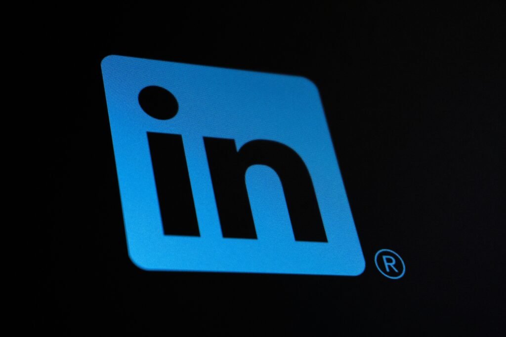 Das LinkedIn-Logo in weiß auf einem dunkelgrauen Hintergrund, symbolisiert digitale Netzwerke und Geschäftsbeziehungen.