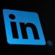 Das LinkedIn-Logo in weiß auf einem dunkelgrauen Hintergrund, symbolisiert digitale Netzwerke und Geschäftsbeziehungen.