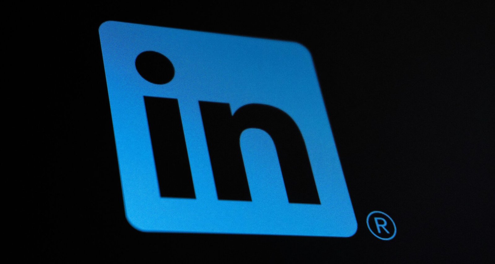 Das LinkedIn-Logo in weiß auf einem dunkelgrauen Hintergrund, symbolisiert digitale Netzwerke und Geschäftsbeziehungen.