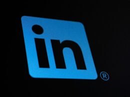 Das LinkedIn-Logo in weiß auf einem dunkelgrauen Hintergrund, symbolisiert digitale Netzwerke und Geschäftsbeziehungen.