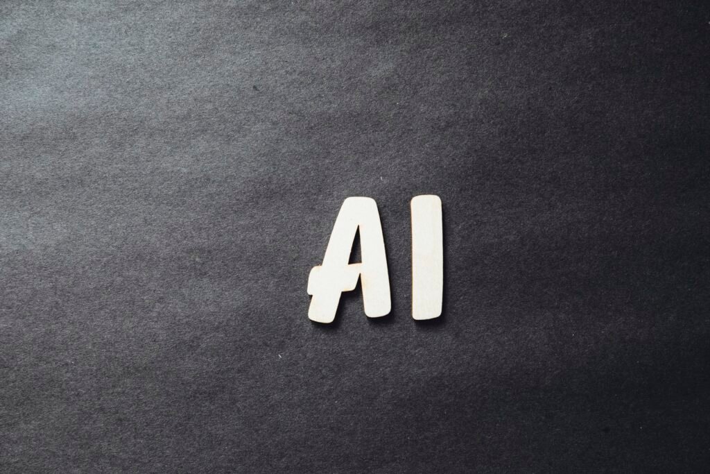 Weiße Buchstaben formen das Wort 'AI' auf einer schwarzen Oberfläche als Symbol für künstliche Intelligenz.
