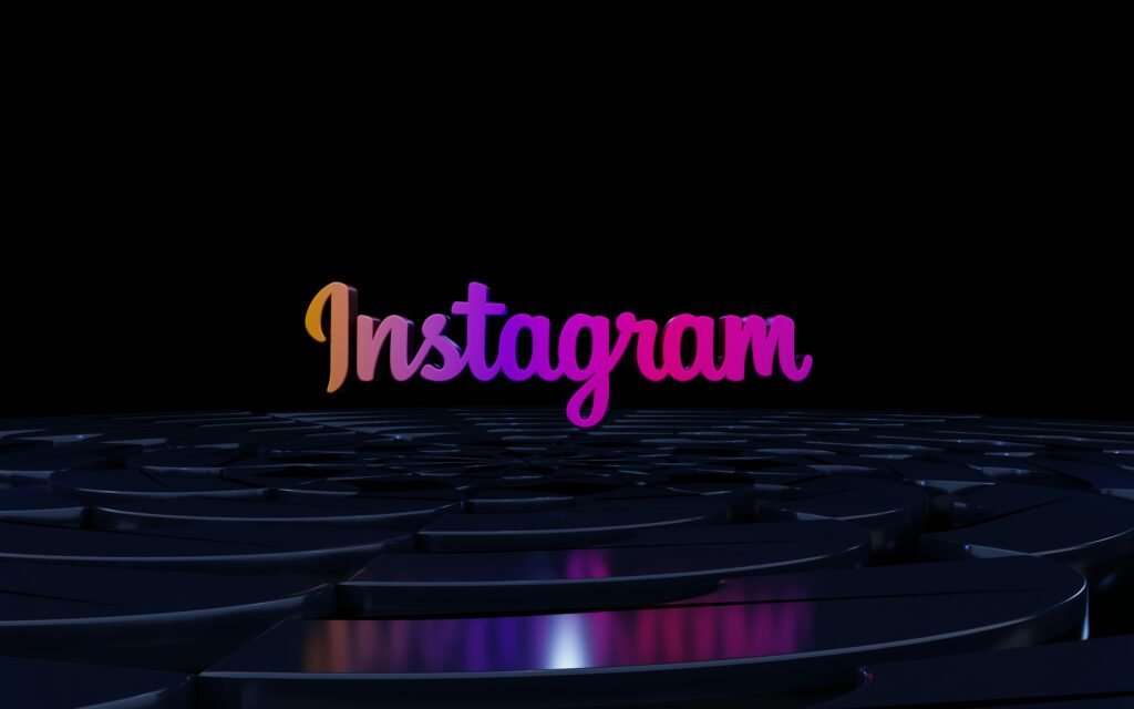 Leuchtendes Instagram-Logo in dunkler Umgebung als Symbol für Social Media Präsenz im digitalen Zeitalter