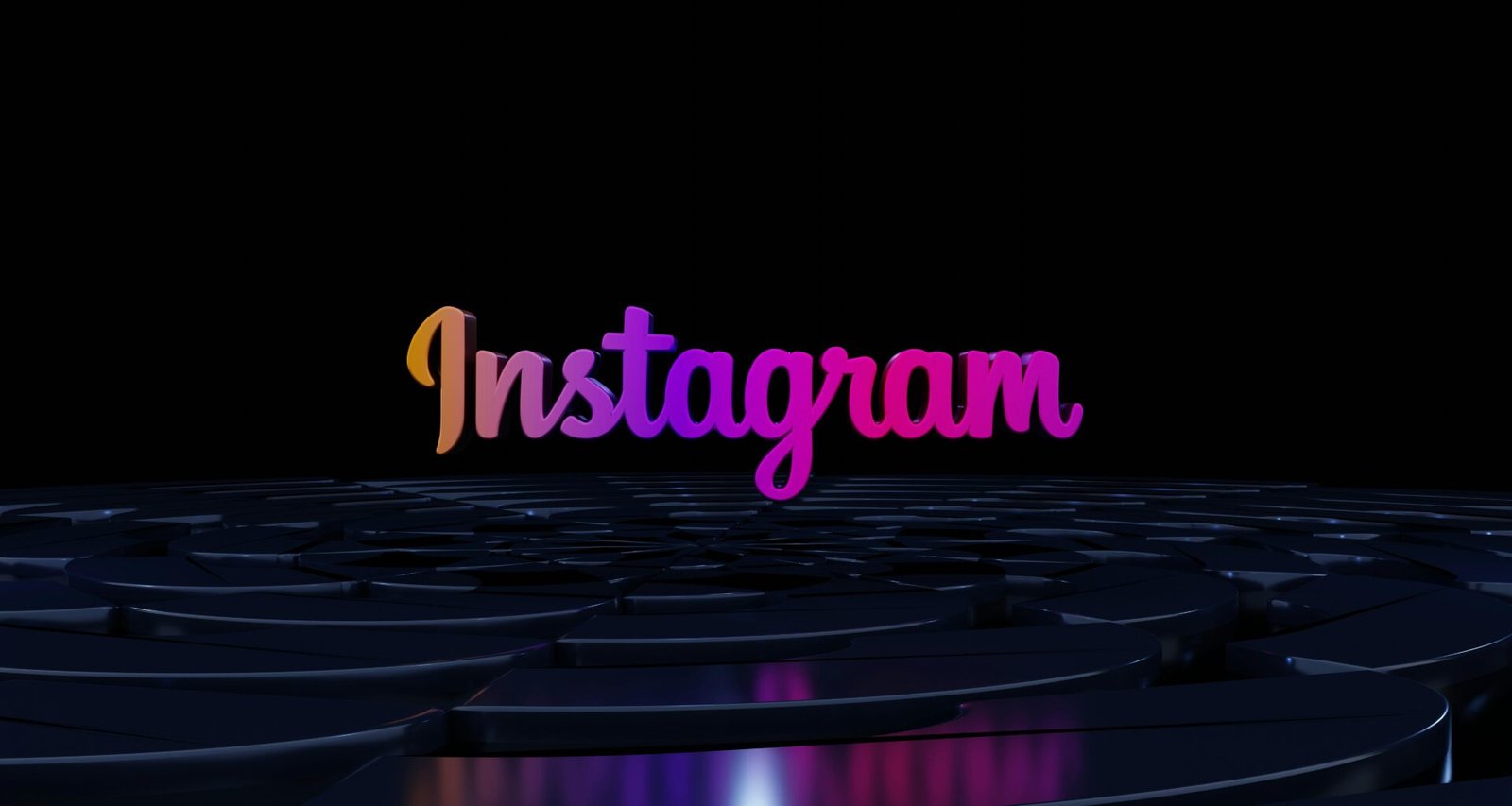 Der beleuchtete Instagram-Schriftzug hebt sich deutlich im dunklen Hintergrund hervor, fotografiert von BoliviaInteligente.