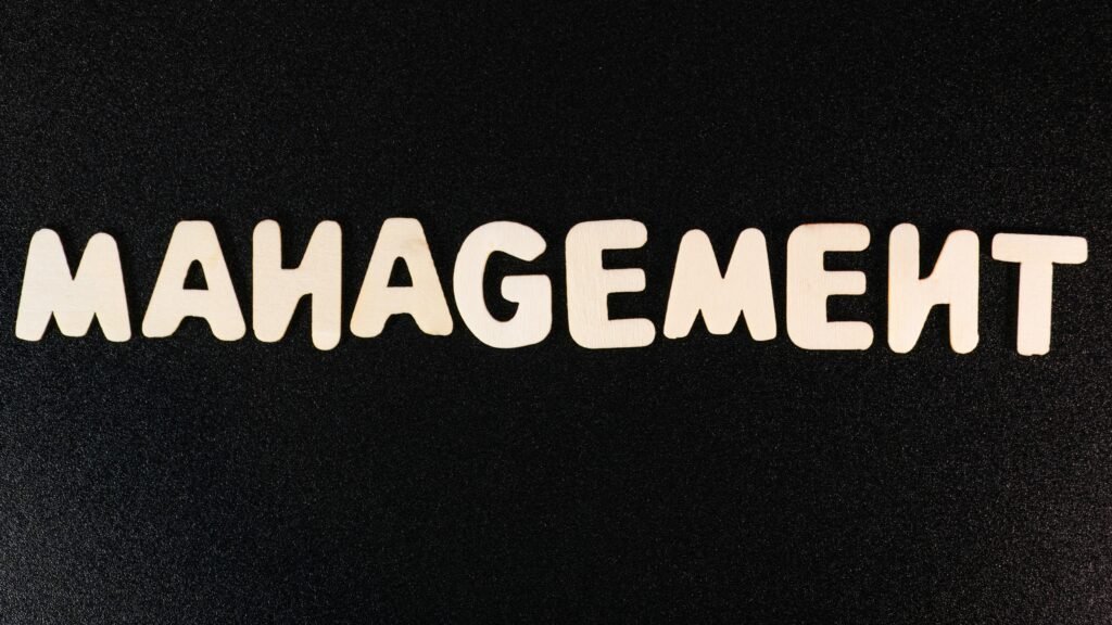 Das Wort Management ist in klarer weißer Schrift auf einem schlichten schwarzen Hintergrund zu sehen.