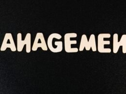 Das Wort Management ist in weißen Buchstaben auf einem schwarzen Hintergrund klar lesbar dargestellt.