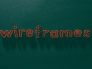 Der Schriftzug 'wireframes' ist auf eine grüne Oberfläche geschrieben und steht symbolisch für digitale Designkonzepte.