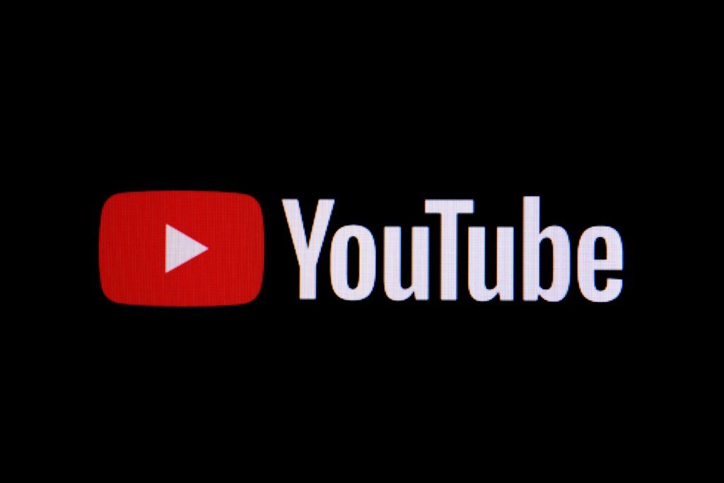 Das klassische YouTube-Logo in weiß und rot ist mittig auf einem schwarzen Hintergrund zu sehen.